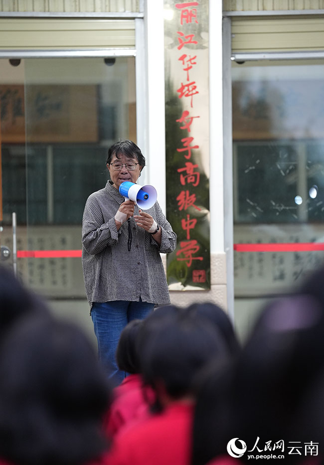 6月9日，早上出发前，张桂梅叮嘱考生带好证件和考试用品。人民网记者 李发兴摄