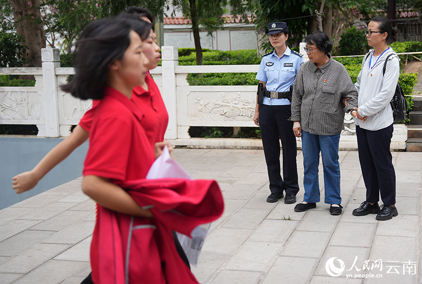 爬完一段台阶后，张桂梅需要停留下来短暂休息后，再继续前往休息区。人民网记者 李发兴摄