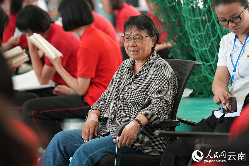 6月9日，在考点休息区，老师和学生一起复习重点知识。人民网记者 李发兴摄
