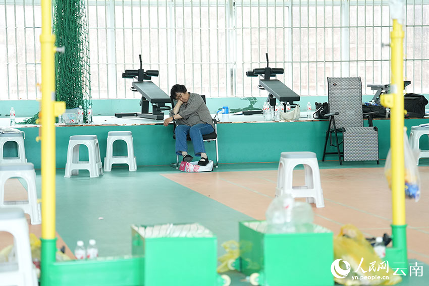 考场内，考生们奋笔疾书。考场外，张桂梅靠着椅子睡着了。人民网记者 李发兴摄