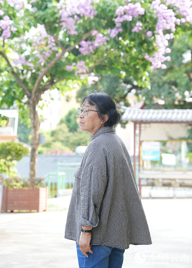 张桂梅在休息区等候考生，心里总在担心学生答题答得怎么样。人民网记者 李发兴摄