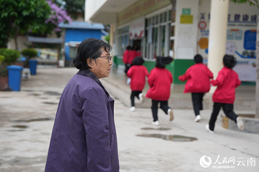 考试结束后，看着学生脸上的笑容，张桂梅知道学生答题答得还不错，心里的担心少了一些。人民网记者 李发兴摄