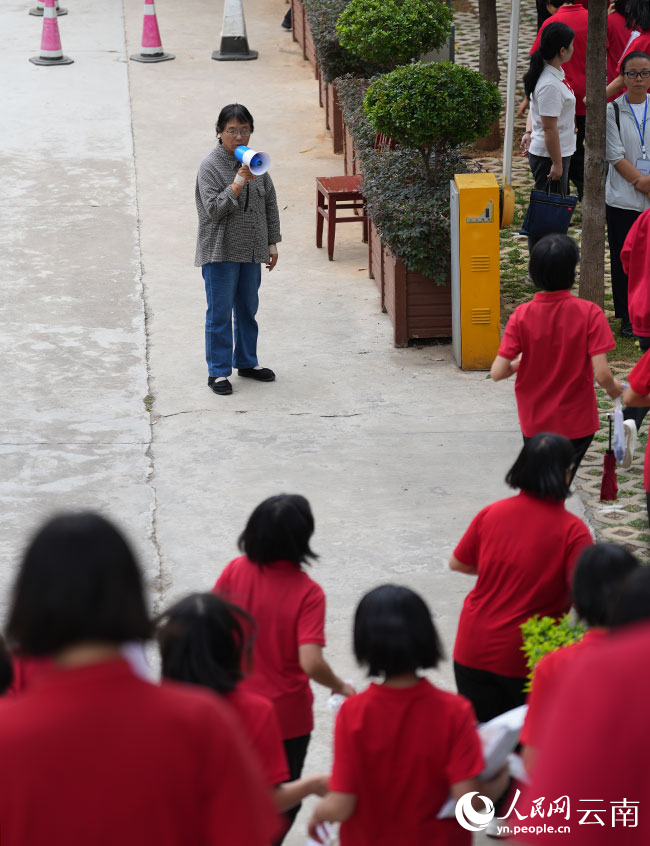 6月8日，全天的考试结束后，张桂梅组织学生乘车返回学校吃晚饭、上晚自习，准备第二天的考试。人民网记者 李发兴摄