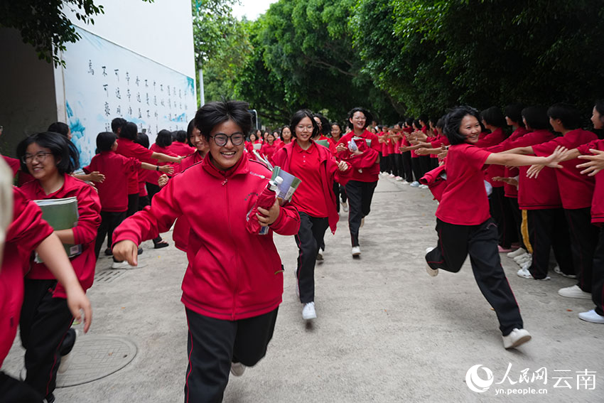 6月9日下午，最后一科考试结束后，姑娘们冲回学校，张桂梅却偷偷躲了起来。