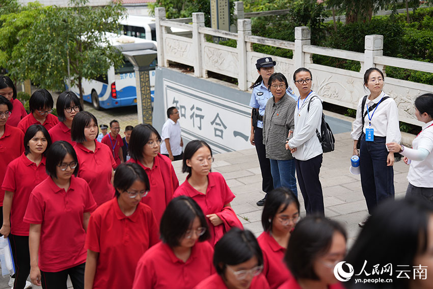 6月8日，张桂梅在同事的搀扶下，陪考生前往休息区。人民网记者 李发兴摄