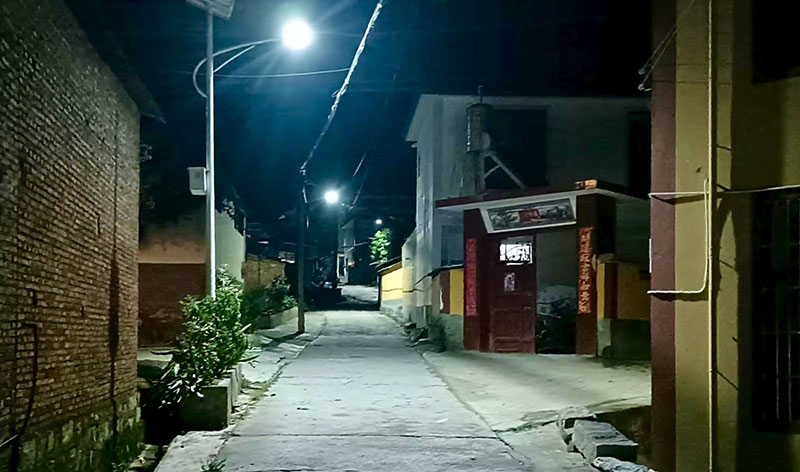 漾濞县苍山西镇马厂村的路灯。茶红艳摄