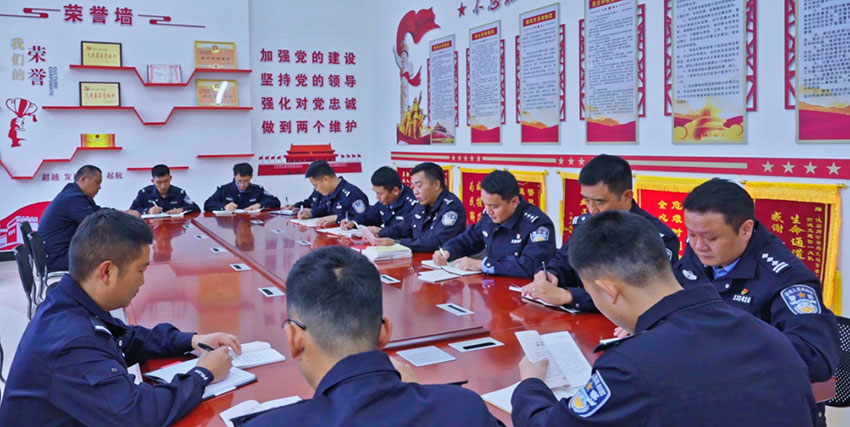 开展“三会一课”学习活动。