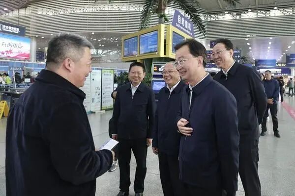 王宁深入嘎洒机场检查春运服务保障工作，看望慰问一线工作人员，与省外旅客亲切交流（图片来源于网络）