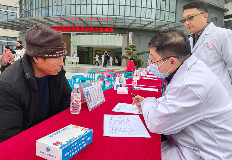 上海医疗专家到永善县人民医院为群众义诊-。黄桦摄