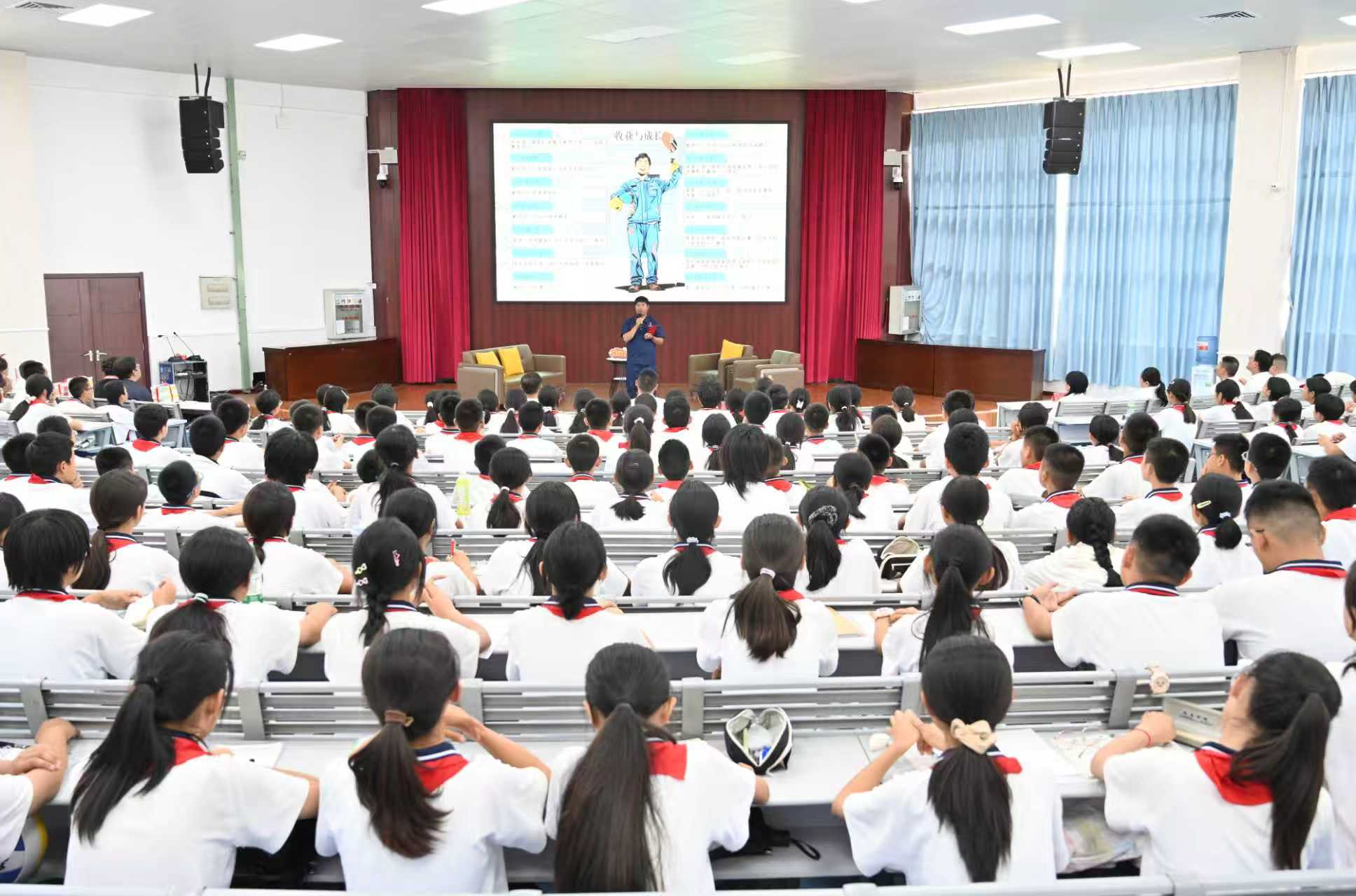 “清风专列”驶入开远市第一中学 倪建昌摄