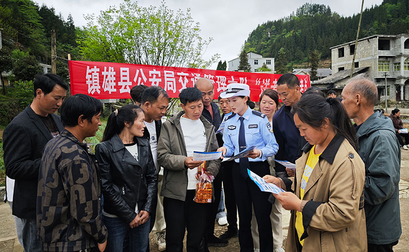 公安民警宣讲道路交通安全知识