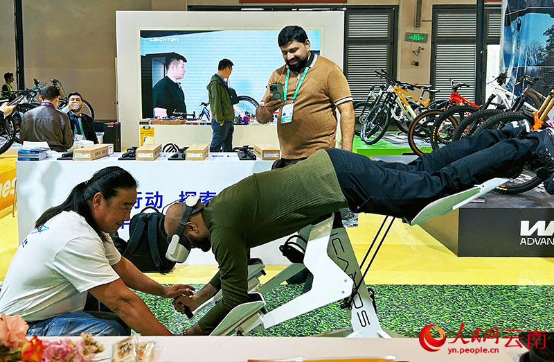 【2】11号馆文化旅游体育馆内，观众积极体验翼装飞行VR设备。人民网记者-刘怡摄