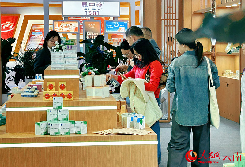 观众在“医疗康养馆”内选购产品。人民网记者-刘怡摄