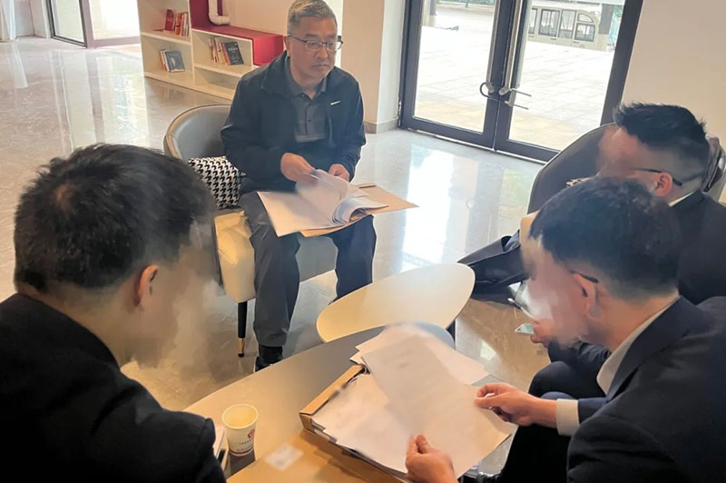 毛希明在普吉街道综治中心开展调解工作。