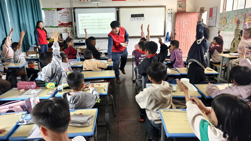 6月9日，曲靖麒麟供电局青年志愿者前往茨营镇示范中心小学开展活动。丁欣摄