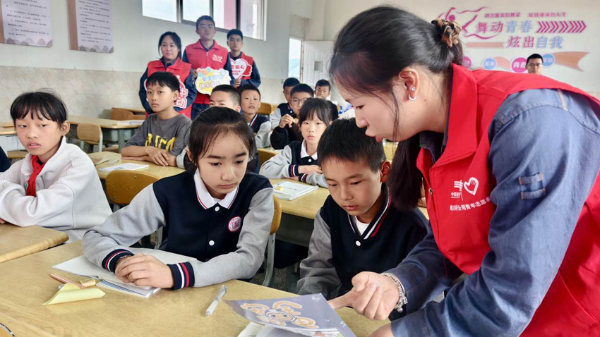 6月9日，曲靖麒麟供电局青年志愿者前往东山镇示范中心小学耐心讲解电力安全常识。丁欣摄