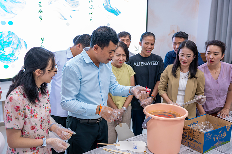 老挝教师在制作漆扇。玉溪职业技术学院供图