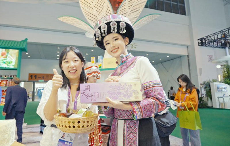 6月12日，村长阿岚与文山参展商交换礼物