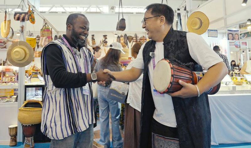 村长阿兴与加纳参展商交换礼物。