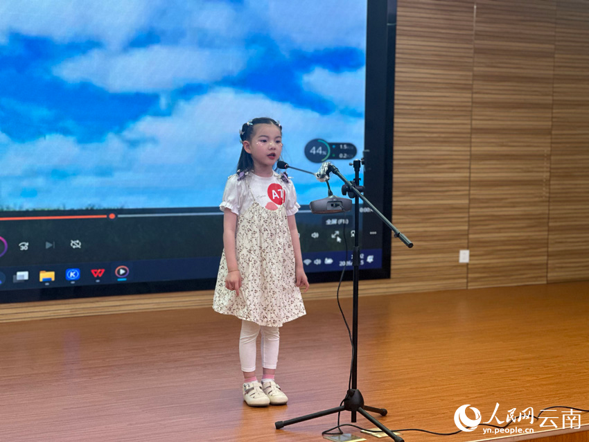 徐梓榕正在舞台上朗诵《追梦的小耳朵》。人民网记者 曾智慧摄