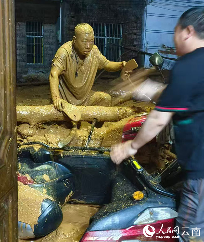 田如良爬出泥泞的瞬间。盘开应摄