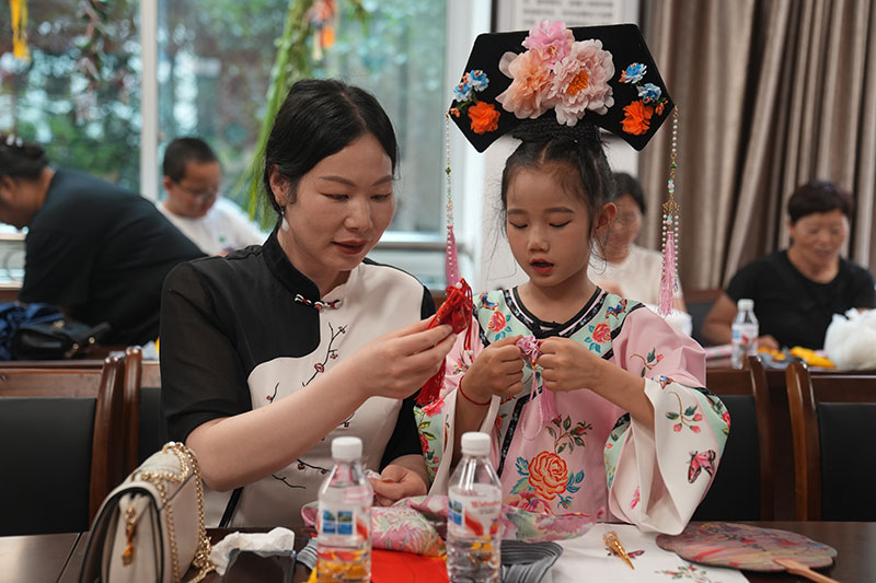 6月14日,亲子协作缝制非遗布猴