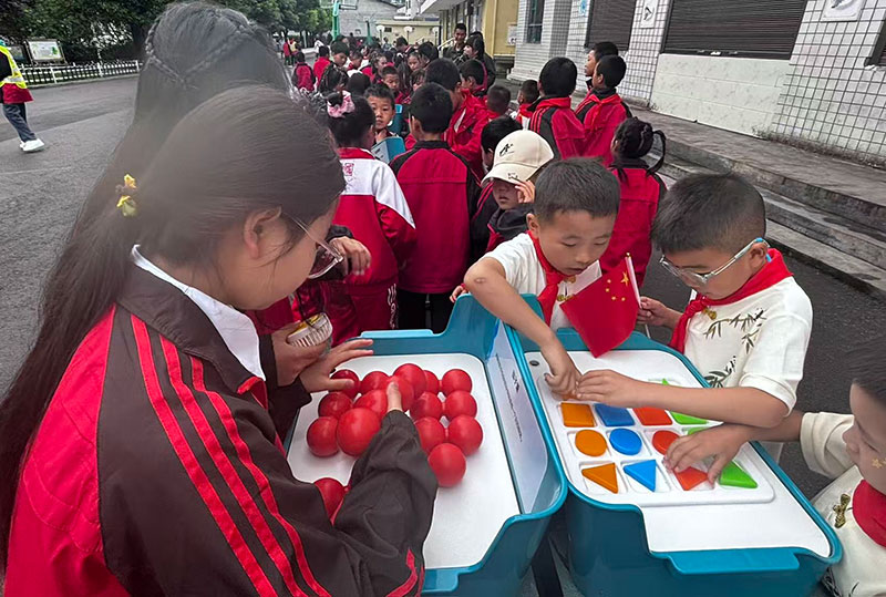 双河苗族彝族乡小学学生科教智拼体验。