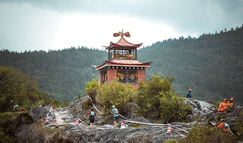 赛事沿途风景——天生桥。主办方供图