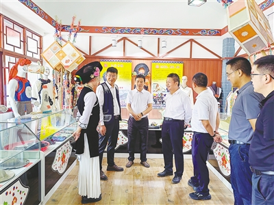 云南省民委干部在楚雄州南华县雨露白族乡调研当地文化产业发展。云南省民委供图