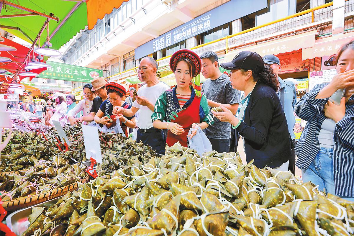 市民在昆明大观篆新农贸市场选购粽子。记者 高吴双摄