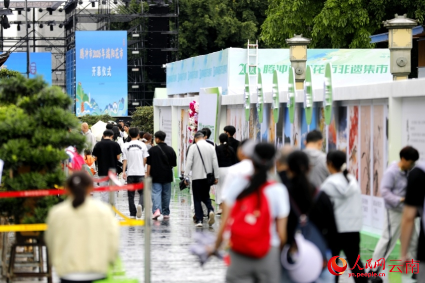 市民游客逛腾冲端阳花市。官智钦摄