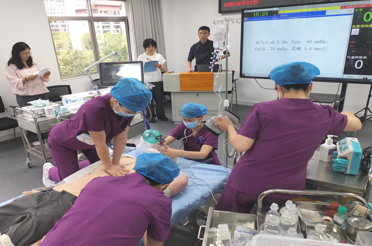 医护人员开展急危重症一体化救治情景模拟比赛（2026年6月17日摄）1