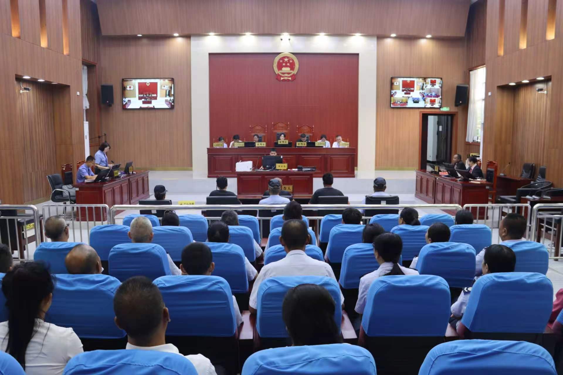 镇康法院公开开庭审理一起生态环境公益诉讼案件。