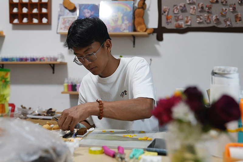 史忠明在制作手工产品。陈龙汝男摄