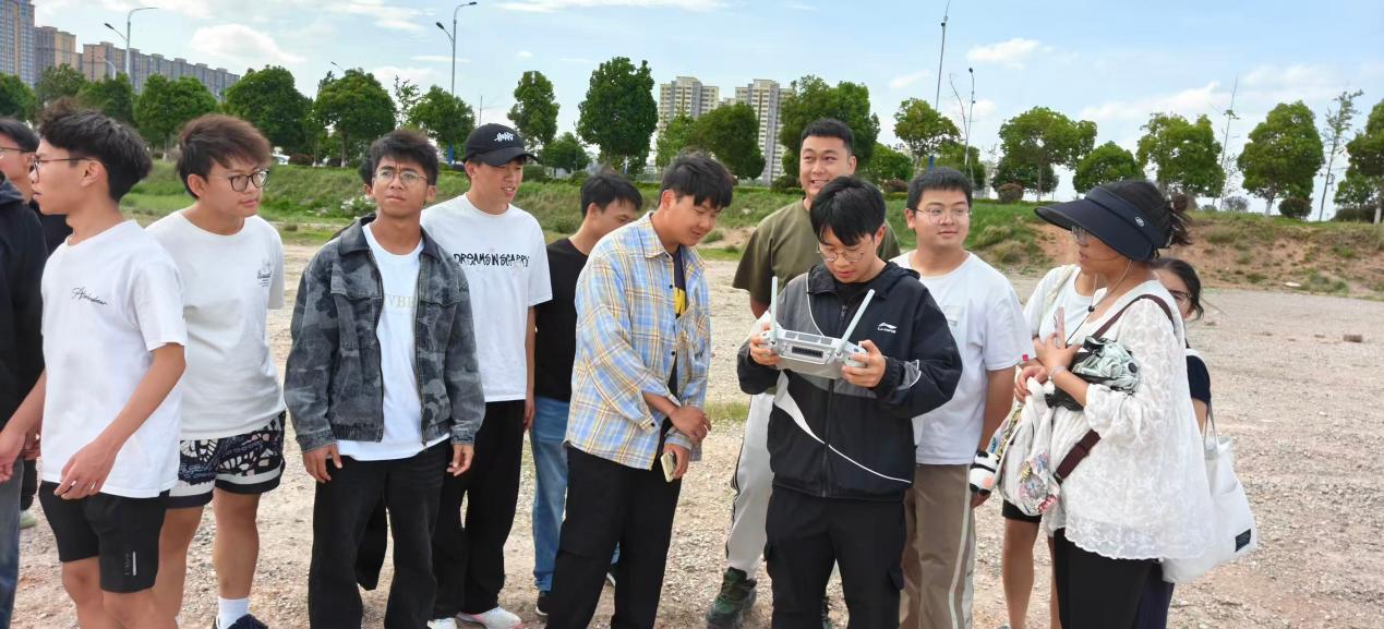 学生在校外教学实践基地实操大疆FC200运载机。