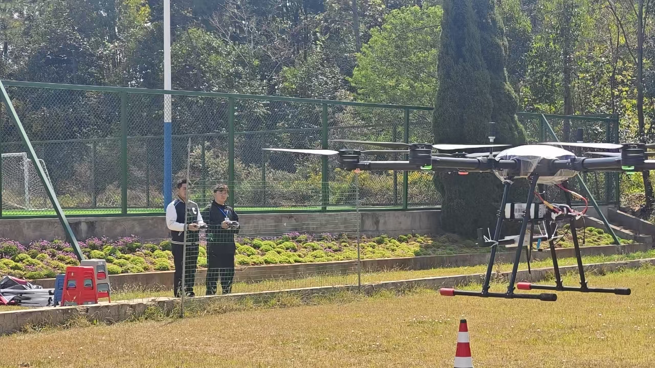 学员在练习八字飞行。