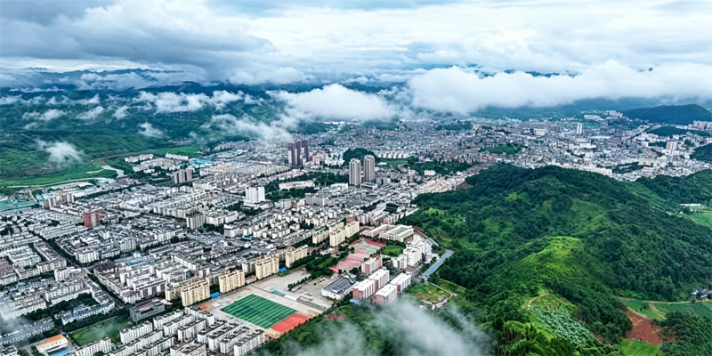 丘北县城一角。
