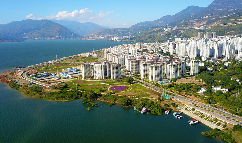 巧家因白鹤滩水电站的建设，成为一座湖滨城市，湖边是移民安置区。 受访者供图