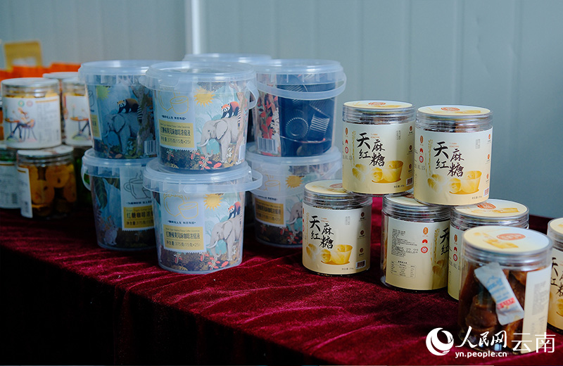 依托巧家小碗红糖衍生的丰富的红糖产品。 吕仁能摄