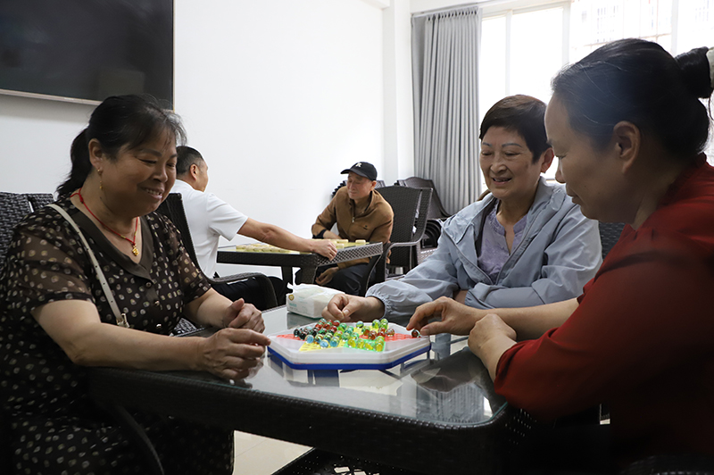 20260612-老年人们在日间照料中心休闲娱乐-杨雨凡-03