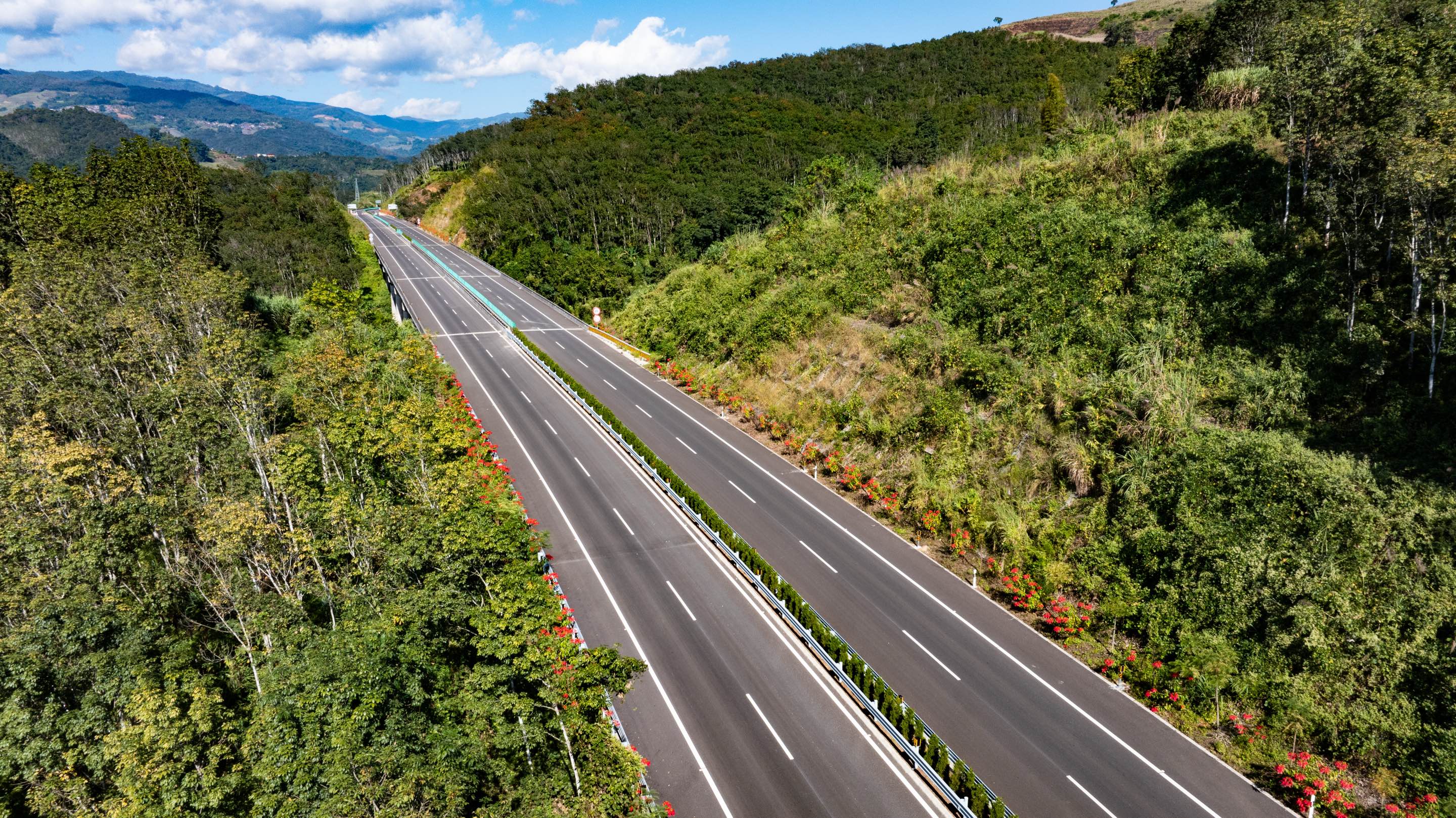 5月29日，瑞孟高速（西盟段）的通车。西盟县交通运输局供图