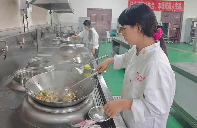 烹饪训练-2026年6月15日摄--红河哈尼梯田文化传承学校供图