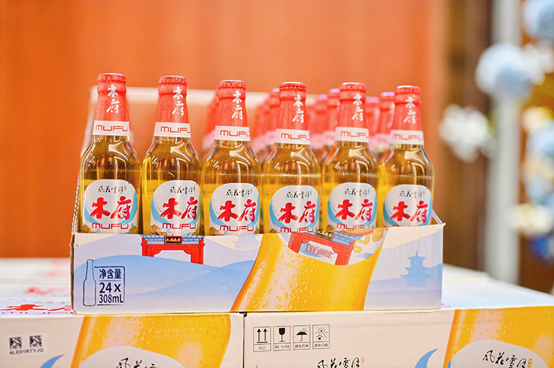 “风花雪月木府啤酒”丽江首发。嘉士伯工贸供图