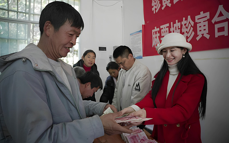 &nbsp;茶叶合作社给入股村民分红。