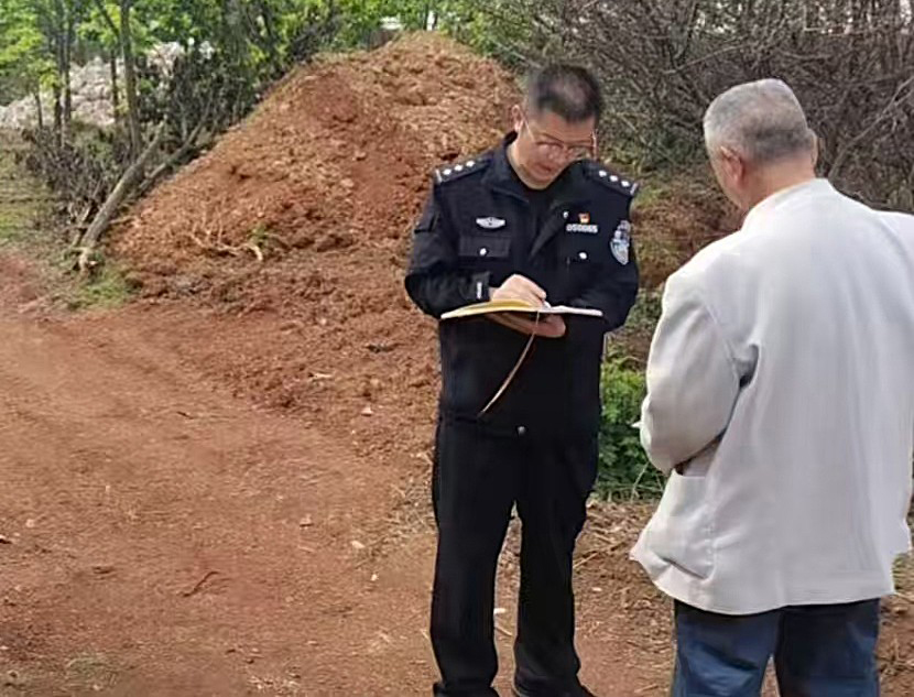 吕俊为群众调解纠纷。丰华派出所供图