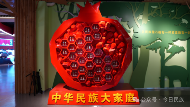 西双版纳铸牢中华民族共同体意识主题教育馆自2022年开馆以来线上线下累计接待参观群众达180余万人次，已然成为引导边疆各族群众牢固树立“休戚与共、荣辱与共、生死与共、命运与共”共同体理念的重要平台。时光远 摄
