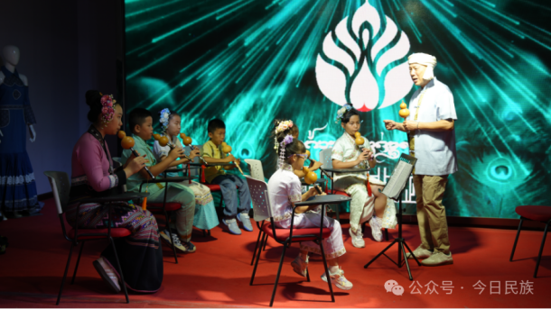 西双版纳州中华民族共有精神家园建设体验馆内老师正在指导小朋友们吹奏葫芦丝。时光远 摄
