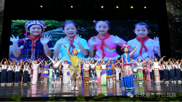 允景洪小学合唱团正在表演歌曲《石榴籽籽心连心》。时光远 摄
