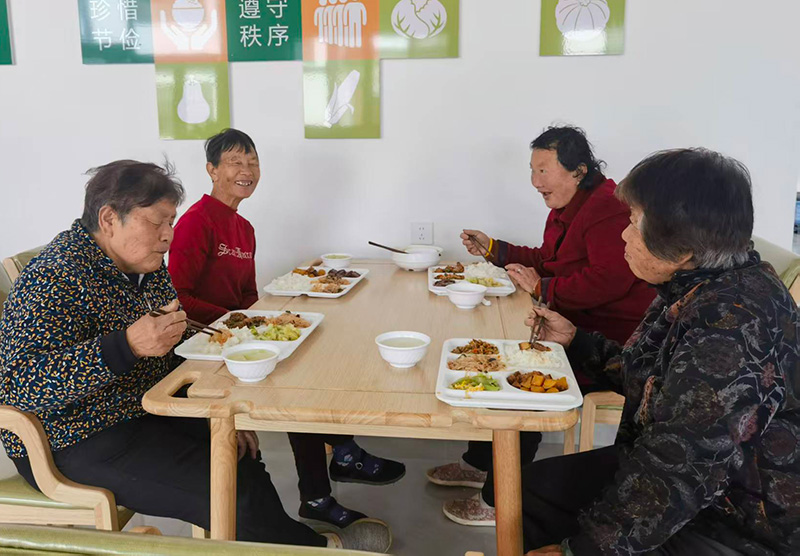 老年人在老年幸福食堂用餐。李雪琼摄