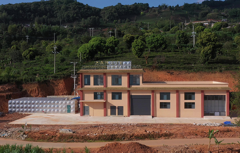 沪滇协作帮扶建成的岳宋乡曼亨茶叶加工厂。李毅摄